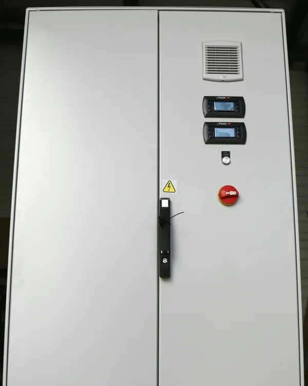 Armoire industrielle fermée, deux régulateurs en façade.