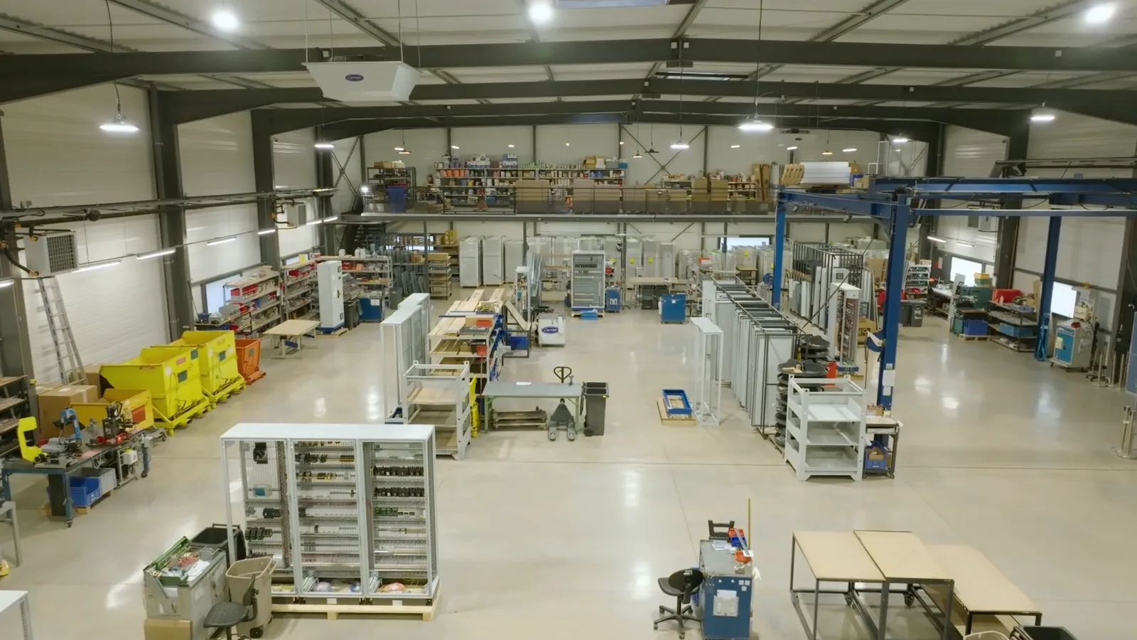 Le hall de production de Jenko, avec son pont roulant.